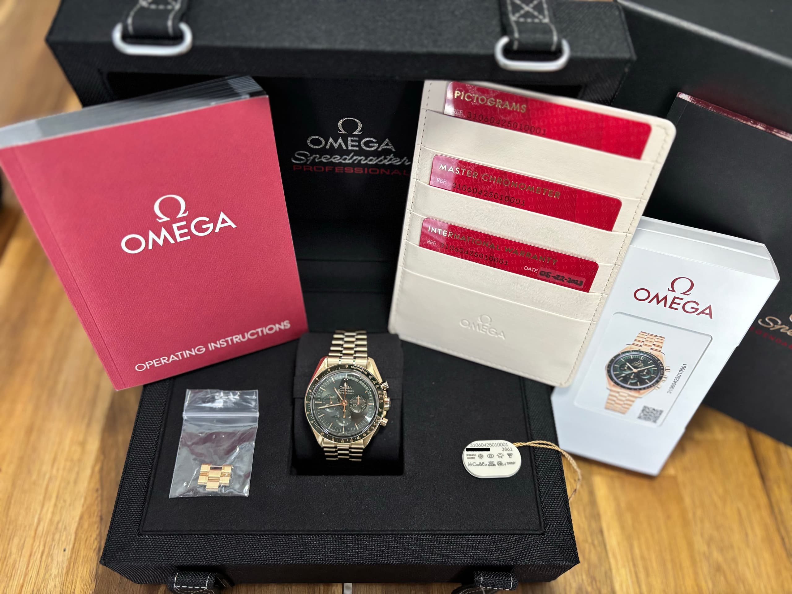 Omega Speedmaster Professional Moonwatch in Moonshine Gold 310.60.42.50.10.001 (2023) — photo 2